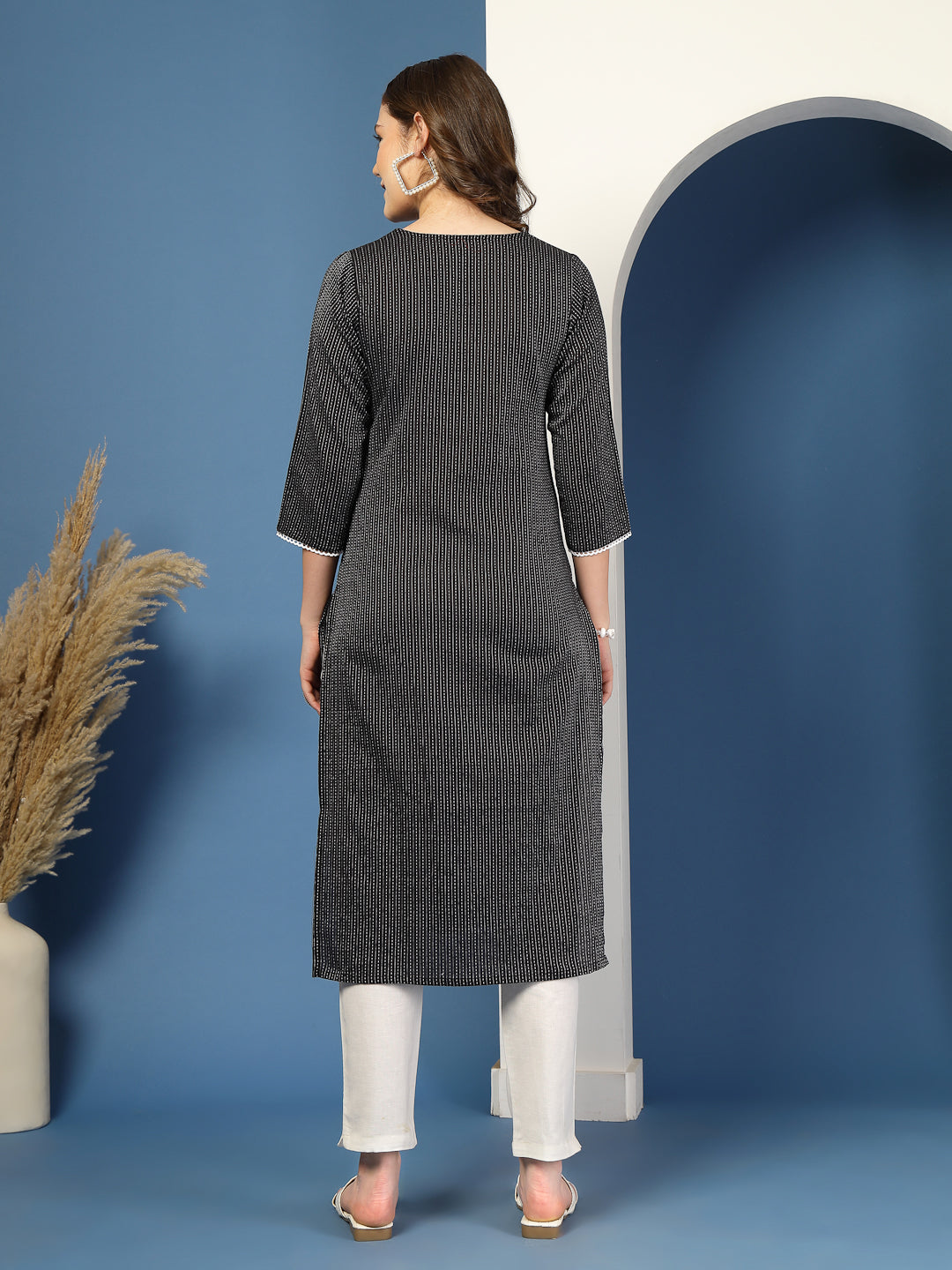 Noir Grace Straight Kurta